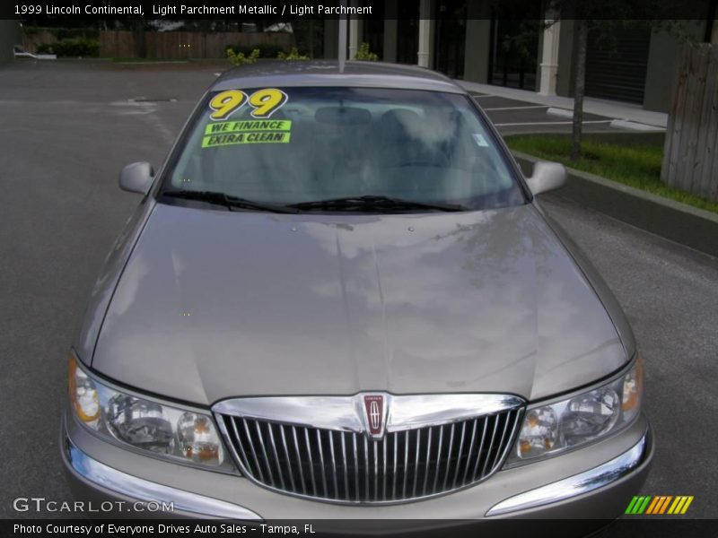 Light Parchment Metallic / Light Parchment 1999 Lincoln Continental