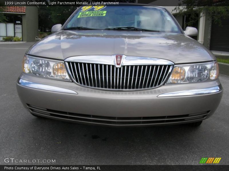 Light Parchment Metallic / Light Parchment 1999 Lincoln Continental