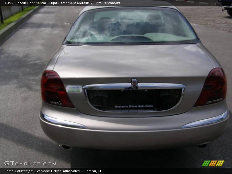 Light Parchment Metallic / Light Parchment 1999 Lincoln Continental