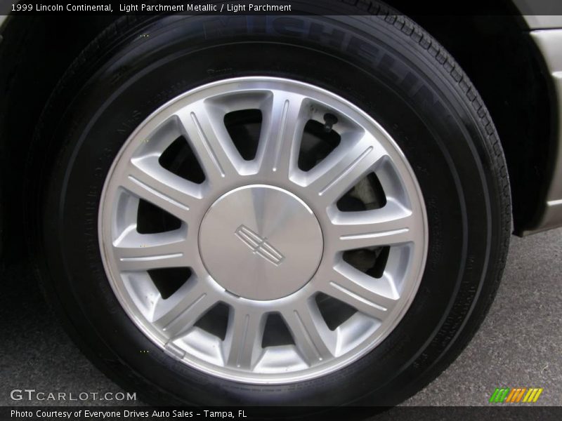 Light Parchment Metallic / Light Parchment 1999 Lincoln Continental