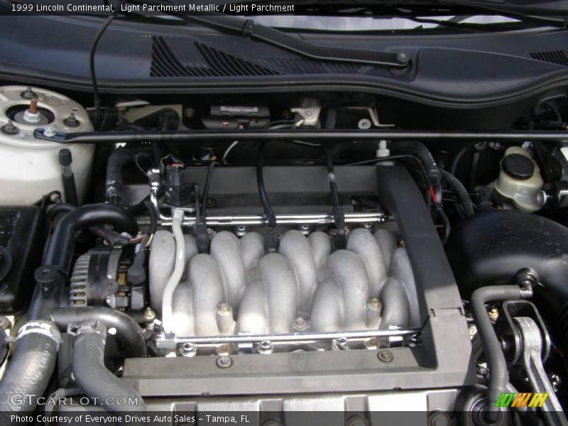 Light Parchment Metallic / Light Parchment 1999 Lincoln Continental