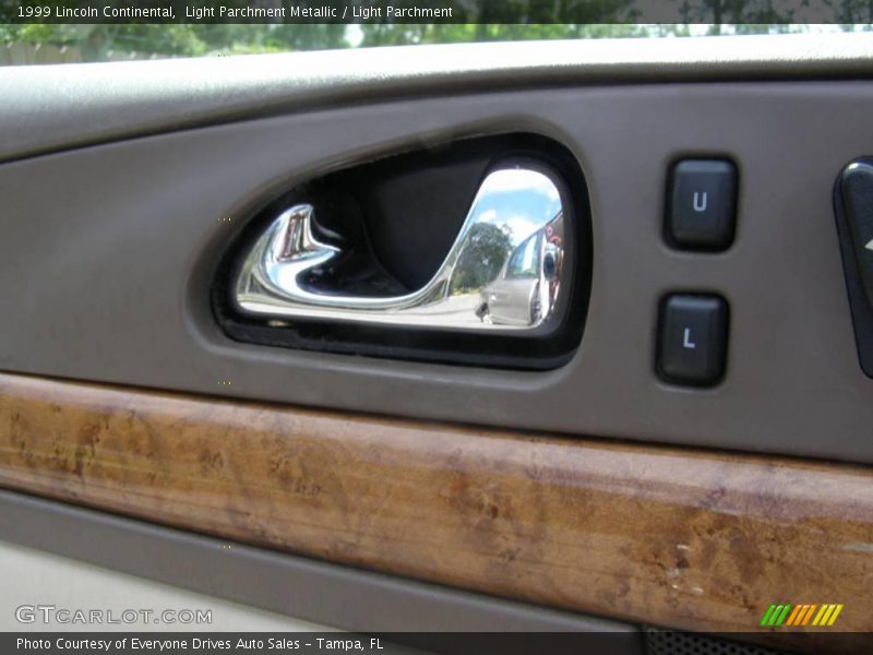 Light Parchment Metallic / Light Parchment 1999 Lincoln Continental