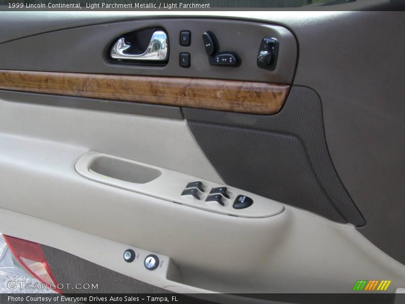 Light Parchment Metallic / Light Parchment 1999 Lincoln Continental