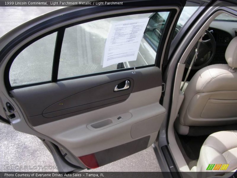 Light Parchment Metallic / Light Parchment 1999 Lincoln Continental