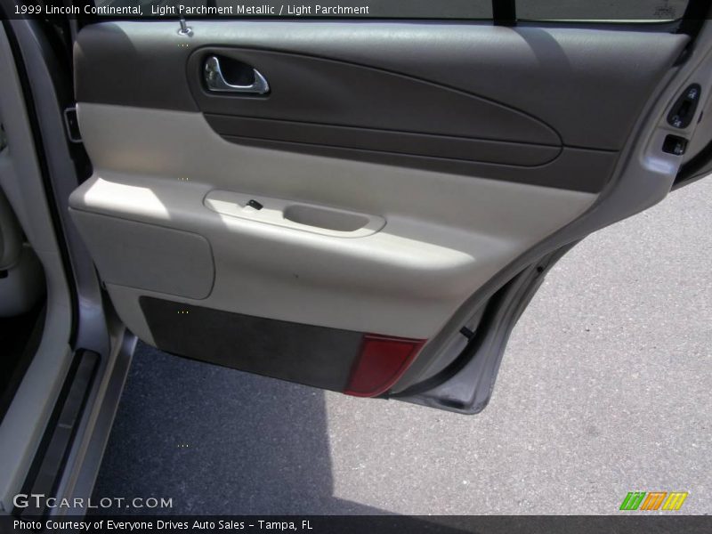 Light Parchment Metallic / Light Parchment 1999 Lincoln Continental