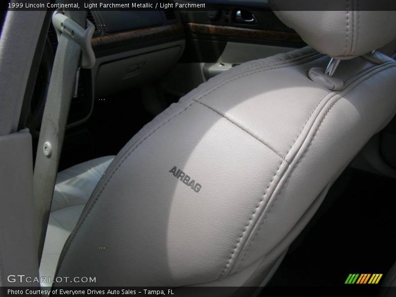 Light Parchment Metallic / Light Parchment 1999 Lincoln Continental