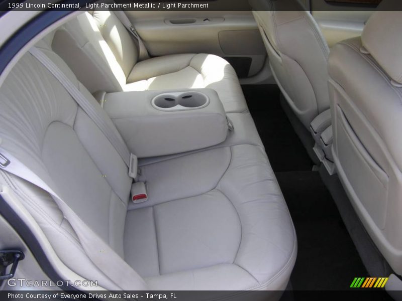Light Parchment Metallic / Light Parchment 1999 Lincoln Continental