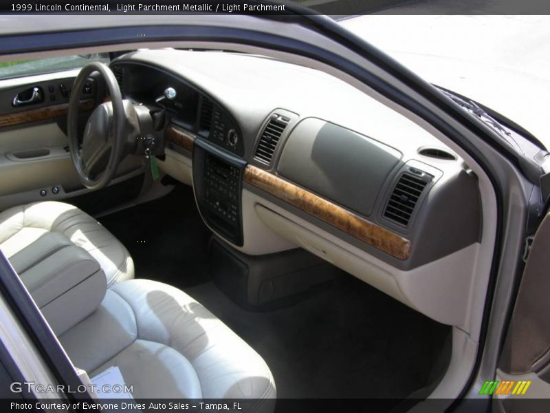 Light Parchment Metallic / Light Parchment 1999 Lincoln Continental