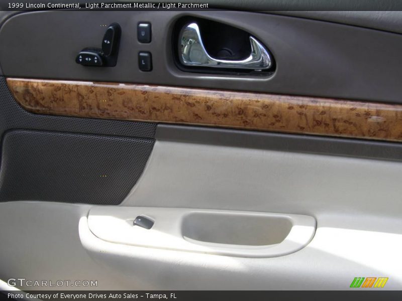 Light Parchment Metallic / Light Parchment 1999 Lincoln Continental