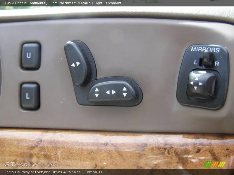 Light Parchment Metallic / Light Parchment 1999 Lincoln Continental