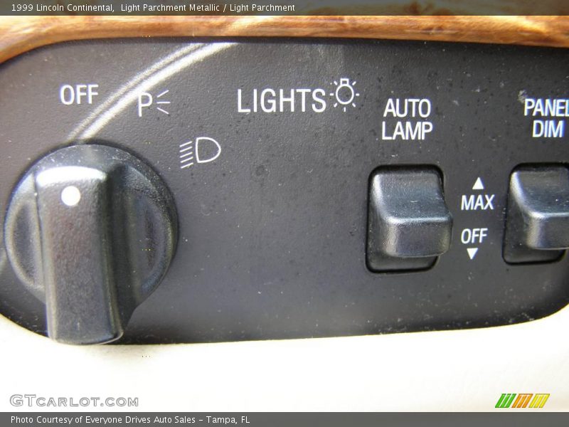 Light Parchment Metallic / Light Parchment 1999 Lincoln Continental