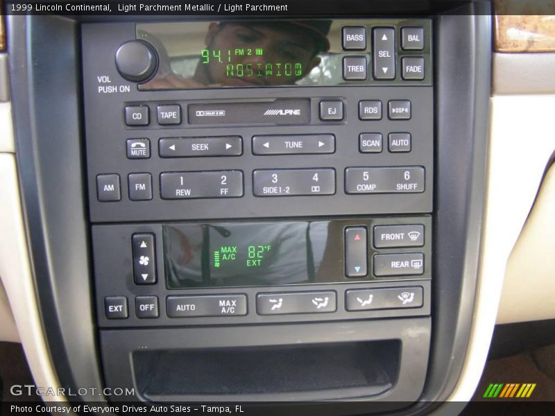Light Parchment Metallic / Light Parchment 1999 Lincoln Continental