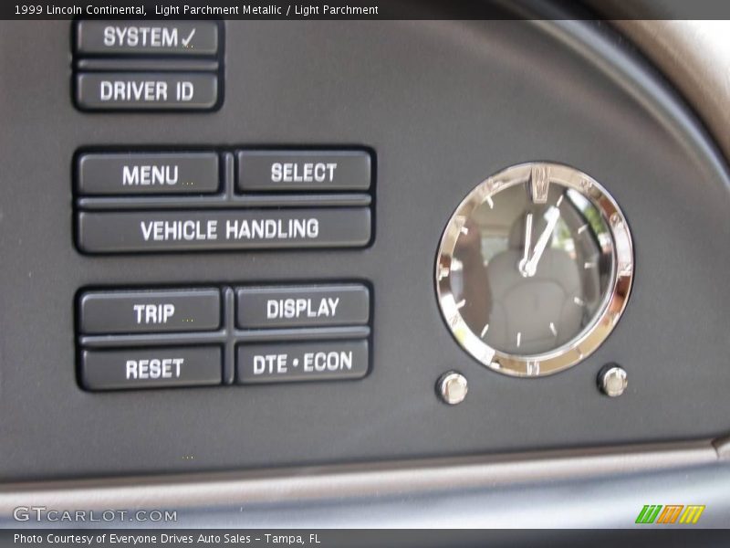 Light Parchment Metallic / Light Parchment 1999 Lincoln Continental