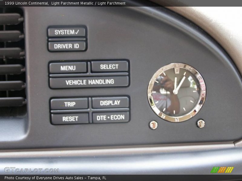 Light Parchment Metallic / Light Parchment 1999 Lincoln Continental