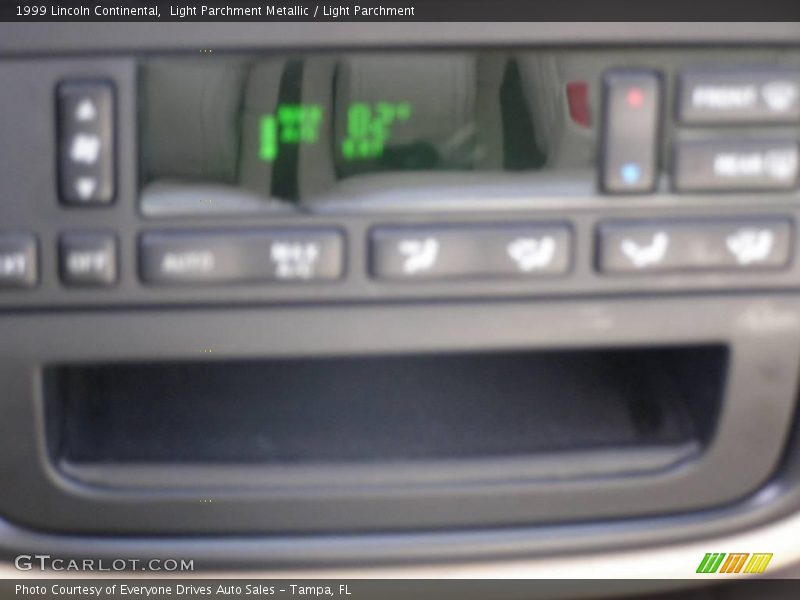 Light Parchment Metallic / Light Parchment 1999 Lincoln Continental