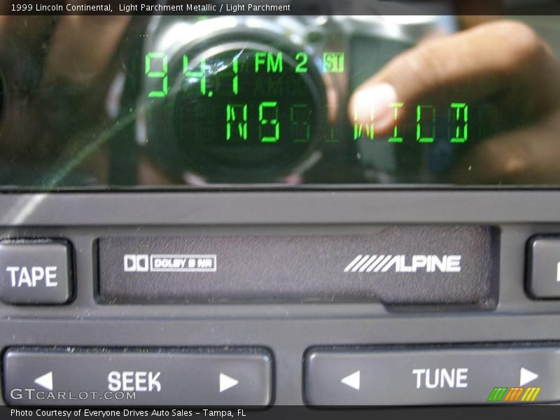 Light Parchment Metallic / Light Parchment 1999 Lincoln Continental