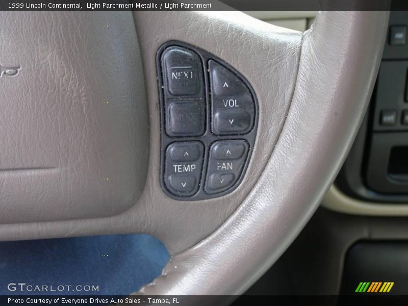 Light Parchment Metallic / Light Parchment 1999 Lincoln Continental
