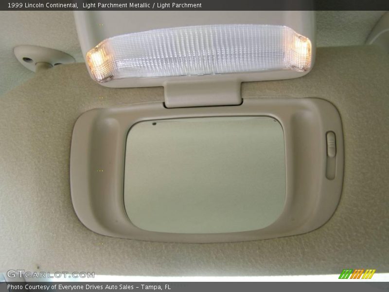 Light Parchment Metallic / Light Parchment 1999 Lincoln Continental