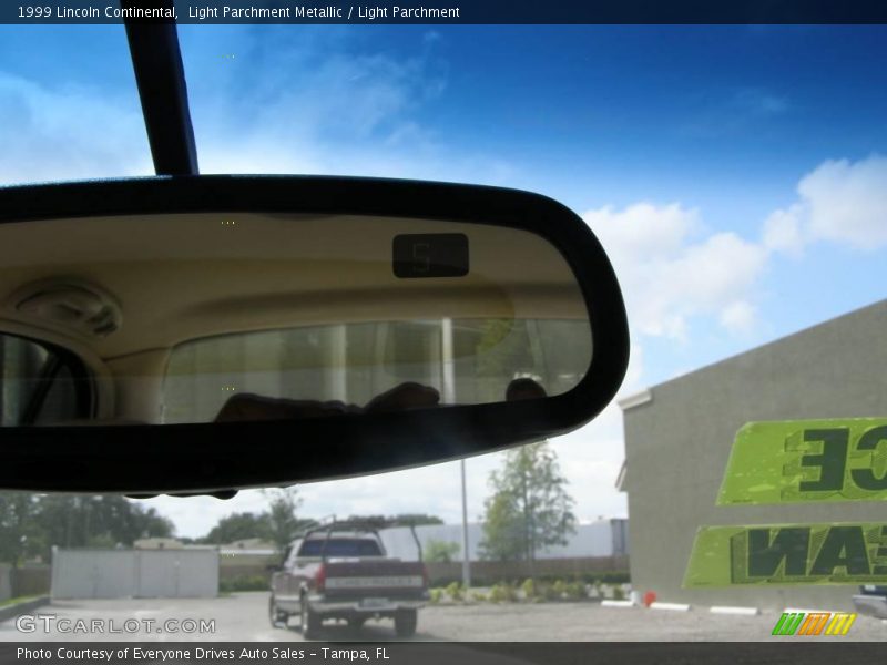 Light Parchment Metallic / Light Parchment 1999 Lincoln Continental