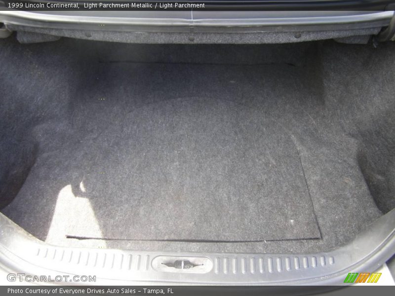 Light Parchment Metallic / Light Parchment 1999 Lincoln Continental