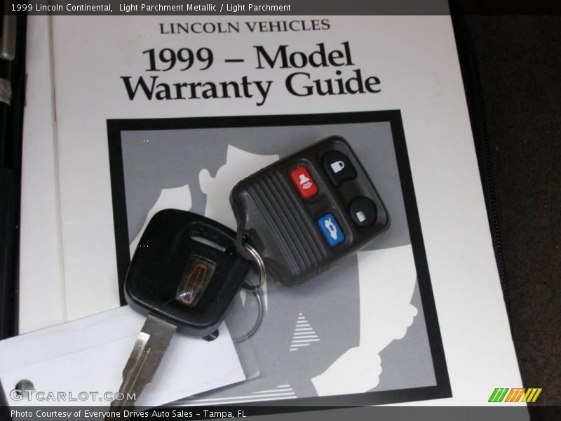 Light Parchment Metallic / Light Parchment 1999 Lincoln Continental