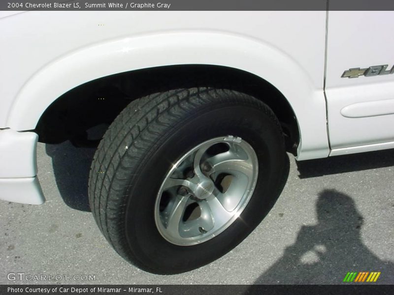 Summit White / Graphite Gray 2004 Chevrolet Blazer LS