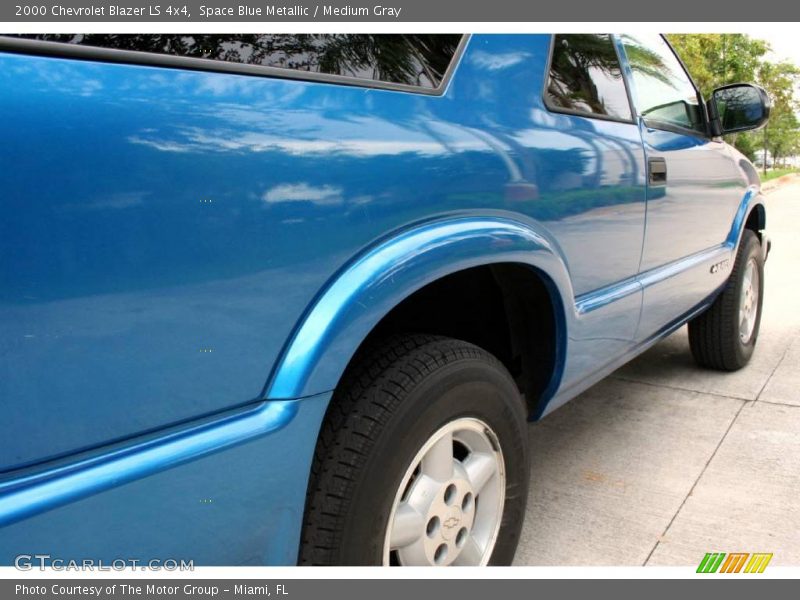 Space Blue Metallic / Medium Gray 2000 Chevrolet Blazer LS 4x4