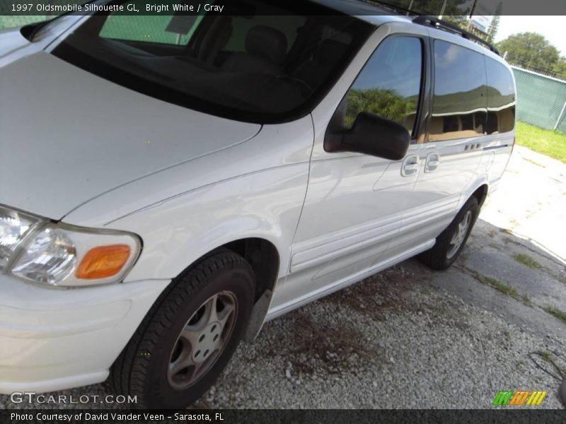 Bright White / Gray 1997 Oldsmobile Silhouette GL