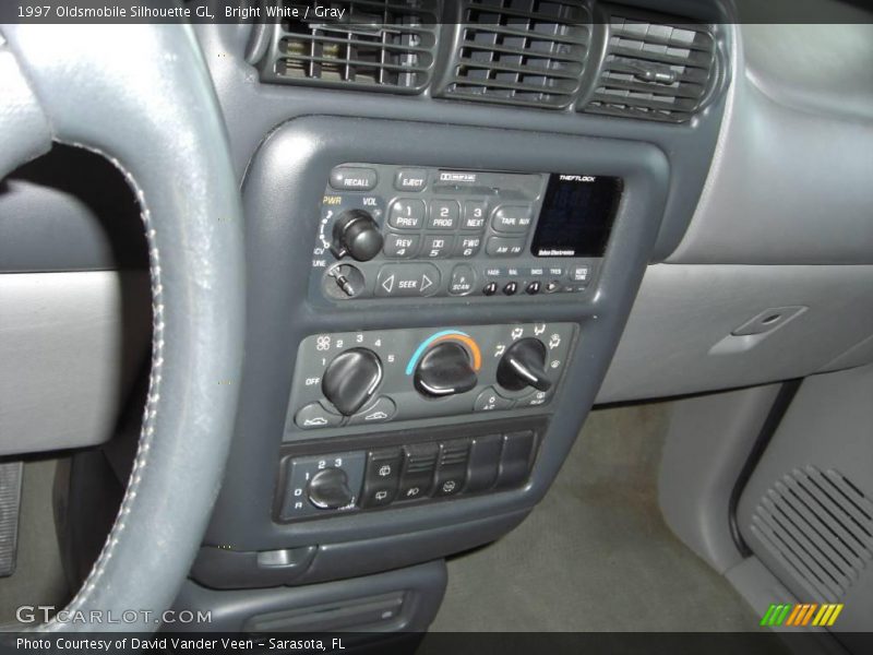 Bright White / Gray 1997 Oldsmobile Silhouette GL