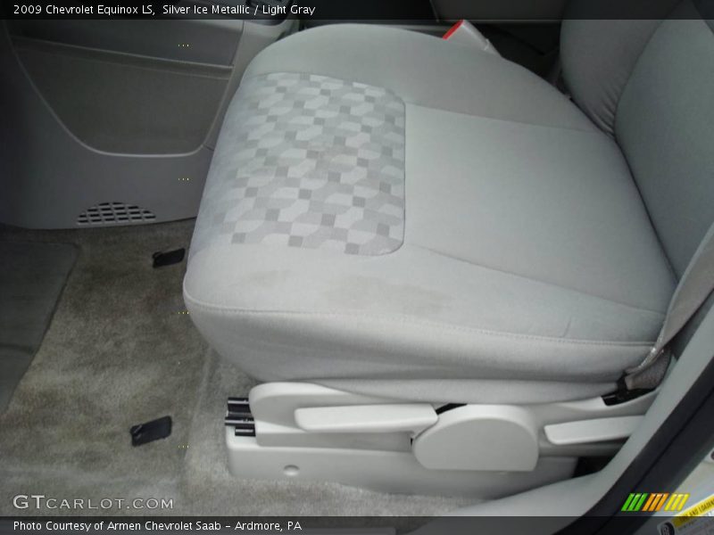 Silver Ice Metallic / Light Gray 2009 Chevrolet Equinox LS