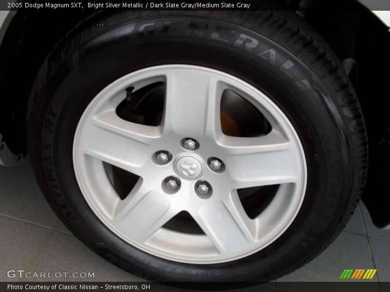 Bright Silver Metallic / Dark Slate Gray/Medium Slate Gray 2005 Dodge Magnum SXT