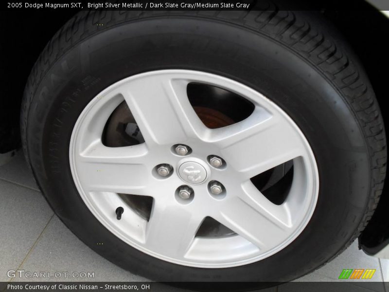 Bright Silver Metallic / Dark Slate Gray/Medium Slate Gray 2005 Dodge Magnum SXT