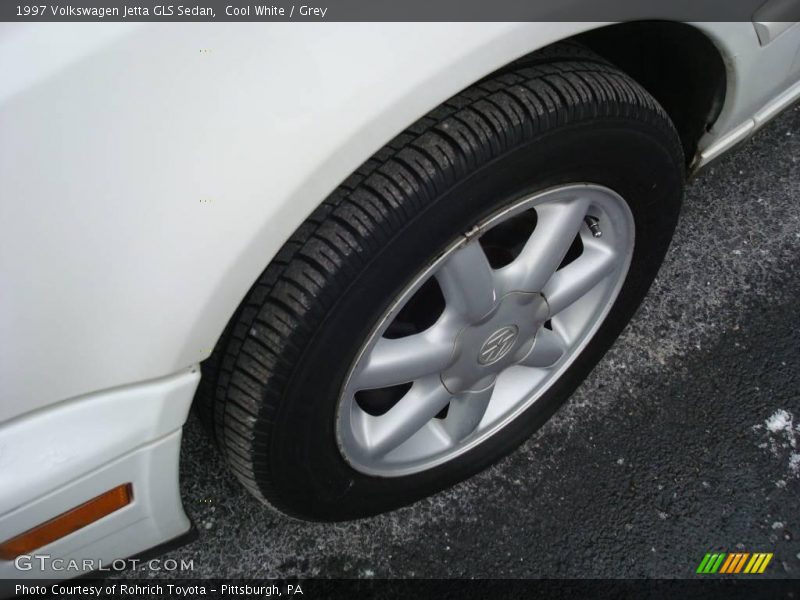 Cool White / Grey 1997 Volkswagen Jetta GLS Sedan