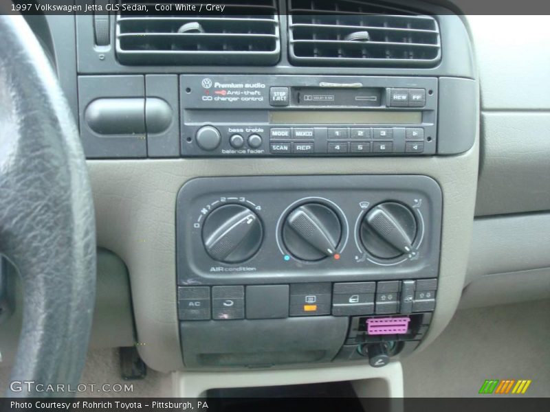 Cool White / Grey 1997 Volkswagen Jetta GLS Sedan