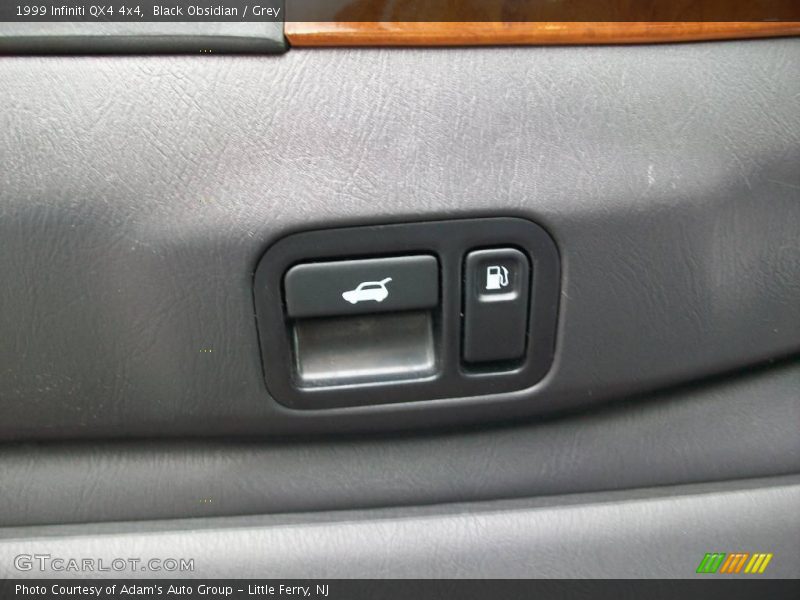 Black Obsidian / Grey 1999 Infiniti QX4 4x4