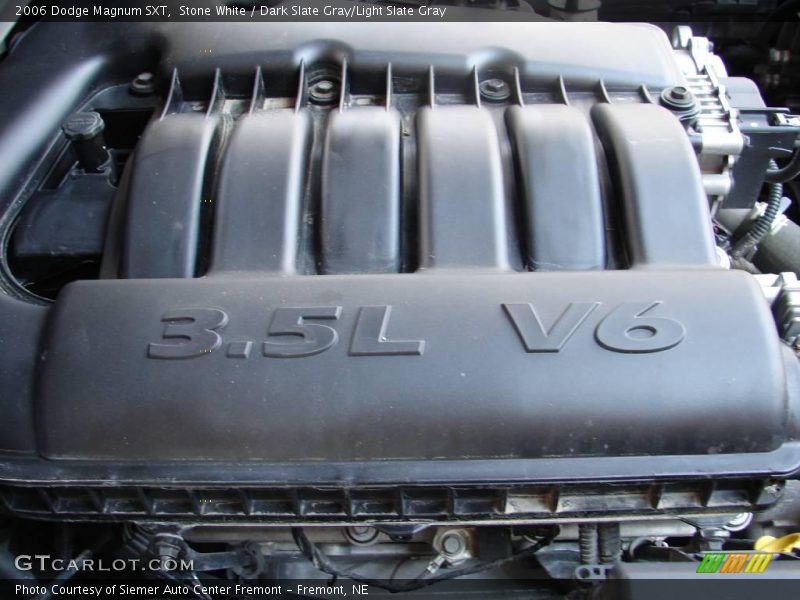 Stone White / Dark Slate Gray/Light Slate Gray 2006 Dodge Magnum SXT