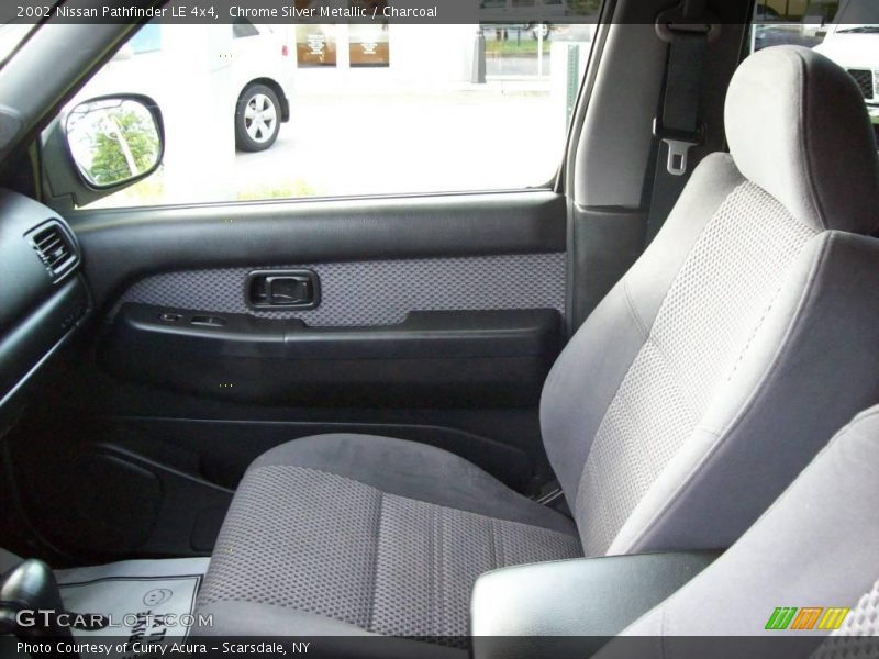 Chrome Silver Metallic / Charcoal 2002 Nissan Pathfinder LE 4x4
