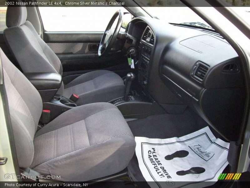 Chrome Silver Metallic / Charcoal 2002 Nissan Pathfinder LE 4x4