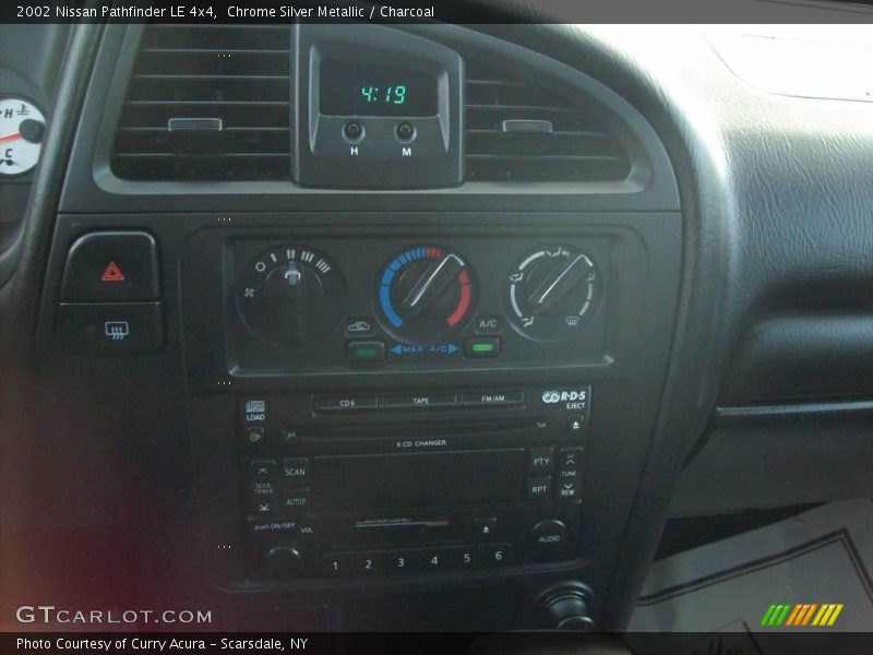 Chrome Silver Metallic / Charcoal 2002 Nissan Pathfinder LE 4x4
