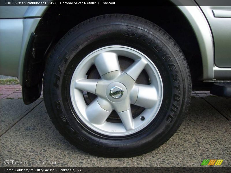 Chrome Silver Metallic / Charcoal 2002 Nissan Pathfinder LE 4x4