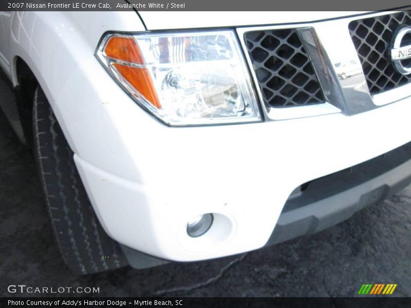 Avalanche White / Steel 2007 Nissan Frontier LE Crew Cab