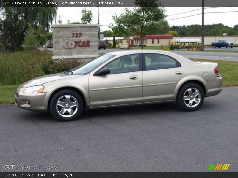 Light Almond Pearl / Dark Slate Gray 2002 Dodge Stratus SE Sedan