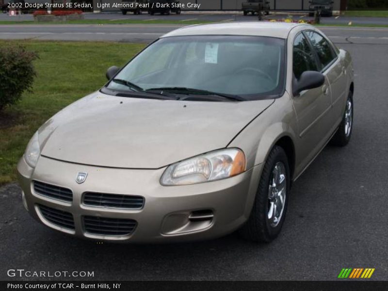 Light Almond Pearl / Dark Slate Gray 2002 Dodge Stratus SE Sedan