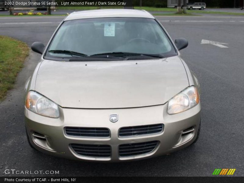 Light Almond Pearl / Dark Slate Gray 2002 Dodge Stratus SE Sedan