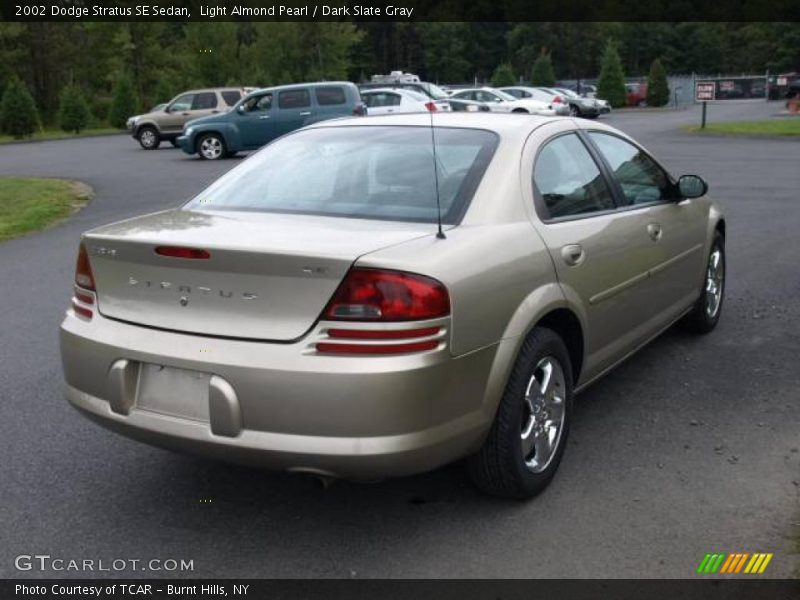 Light Almond Pearl / Dark Slate Gray 2002 Dodge Stratus SE Sedan
