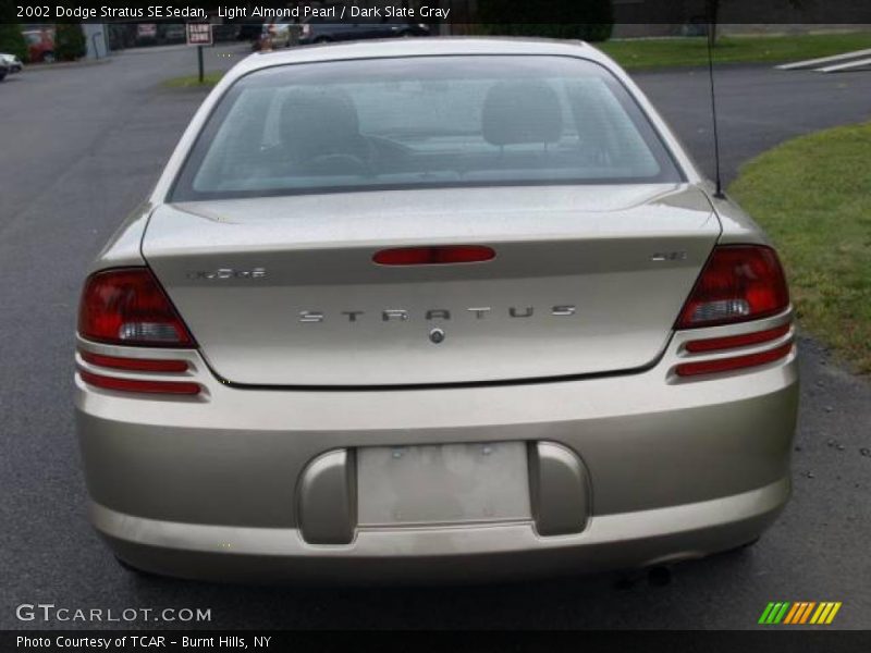 Light Almond Pearl / Dark Slate Gray 2002 Dodge Stratus SE Sedan