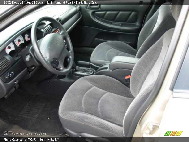 Light Almond Pearl / Dark Slate Gray 2002 Dodge Stratus SE Sedan