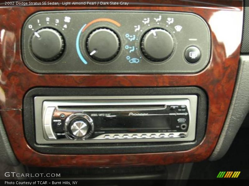 Light Almond Pearl / Dark Slate Gray 2002 Dodge Stratus SE Sedan