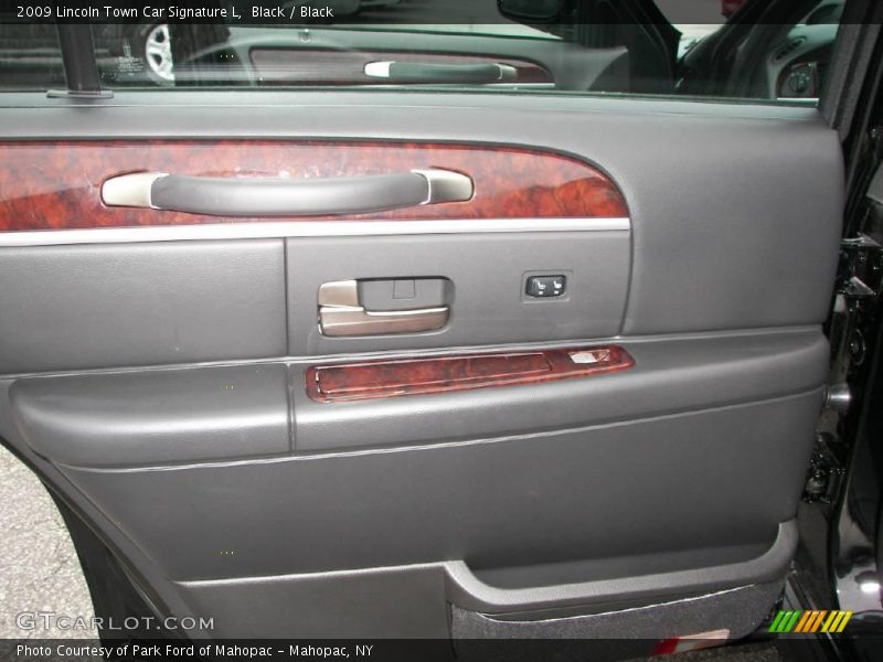 Black / Black 2009 Lincoln Town Car Signature L