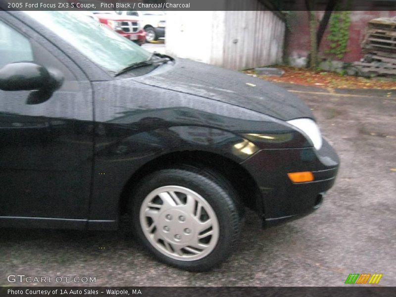 Pitch Black / Charcoal/Charcoal 2005 Ford Focus ZX3 S Coupe